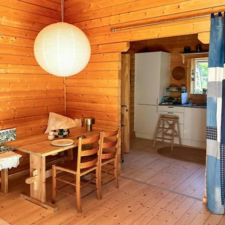 Traehytte Mellem Naletraeerne Ved Sonnerup Skov Nyaraló