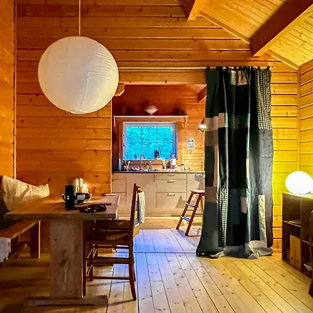Traehytte Mellem Naletraeerne Ved Sonnerup Skov * Lumsås