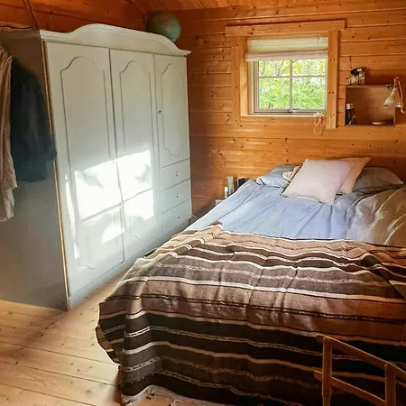 Traehytte Mellem Naletraeerne Ved Sonnerup Skov Nyaraló Lumsås
