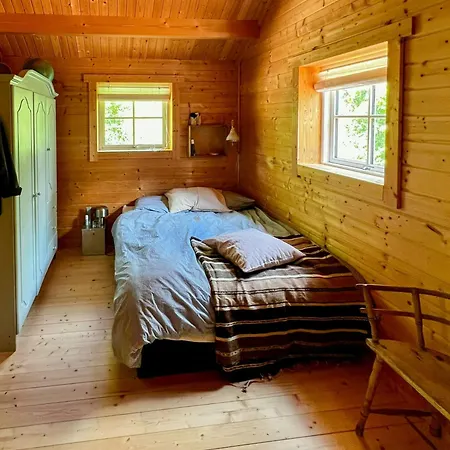 Traehytte Mellem Naletraeerne Ved Sonnerup Skov Vakantiehuis