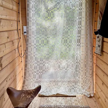 Traehytte Mellem Naletraeerne Ved Sonnerup Skov * Lumsås