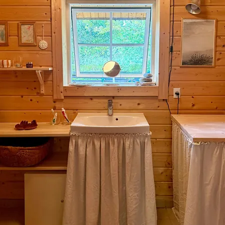 Traehytte Mellem Naletraeerne Ved Sonnerup Skov *