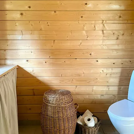 Traehytte Mellem Naletraeerne Ved Sonnerup Skov Nyaraló *